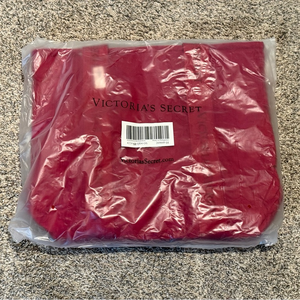 NEW Victoria’s Secret quilted puffer tote